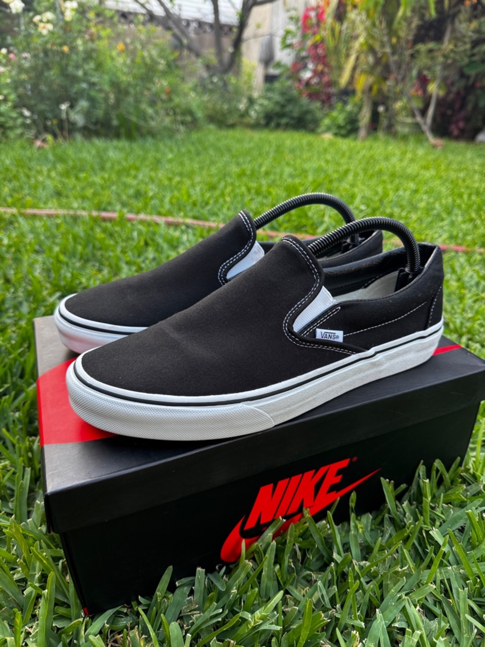 Vans Classic Slip-On WIDE skate shoes - black/white
(M 9.5 wide / W 11 wide)